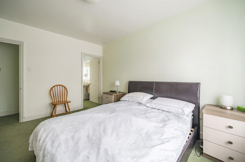 Brockhurst Lodge, Shortheath Road, Farnham, Surrey, GU9 - More