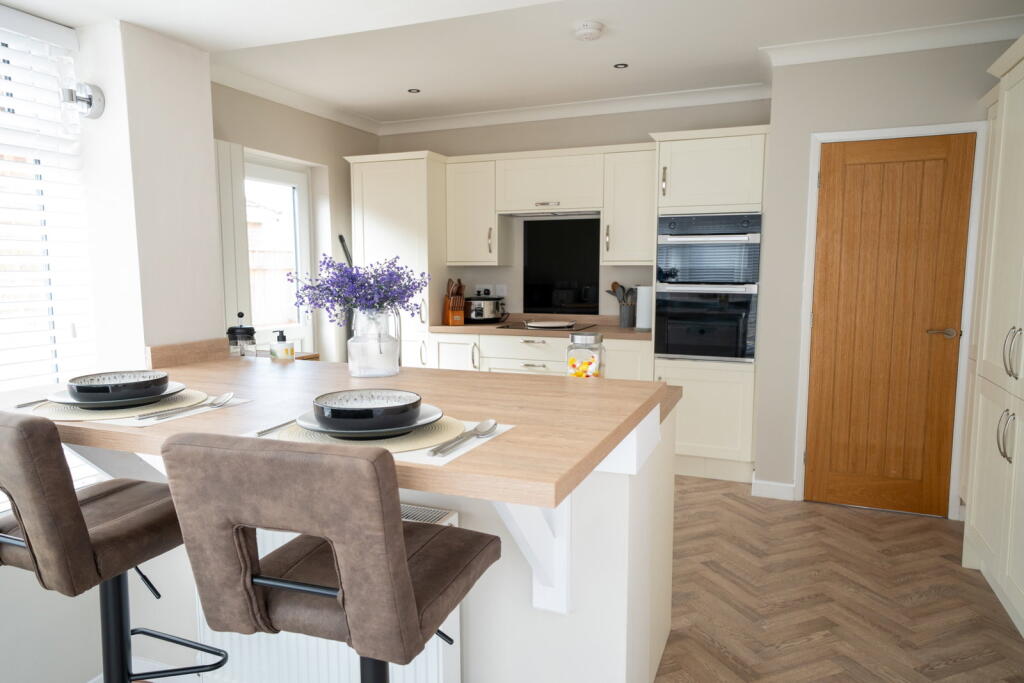 Hadleigh Drive, Lowestoft, NR32 3EE photo 2