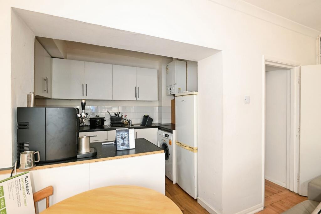 Apartment in Chatham, Luton - View 5