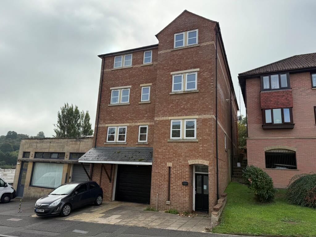 2-bed flat on Yeovil, Somerset, £165,000