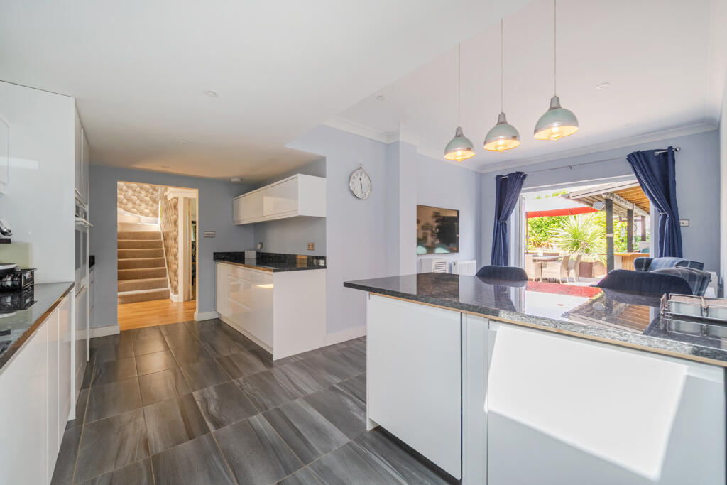 House in Sunbury-on-Thames, Surrey - More