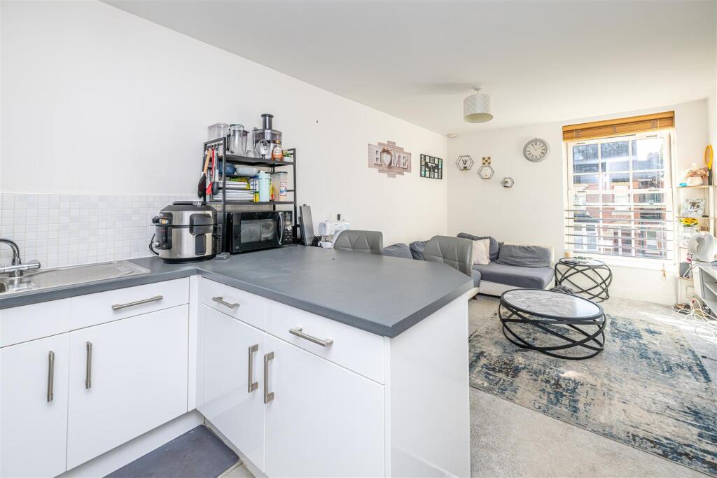 Apartment in Wolverhampton, West Midlands - View 3