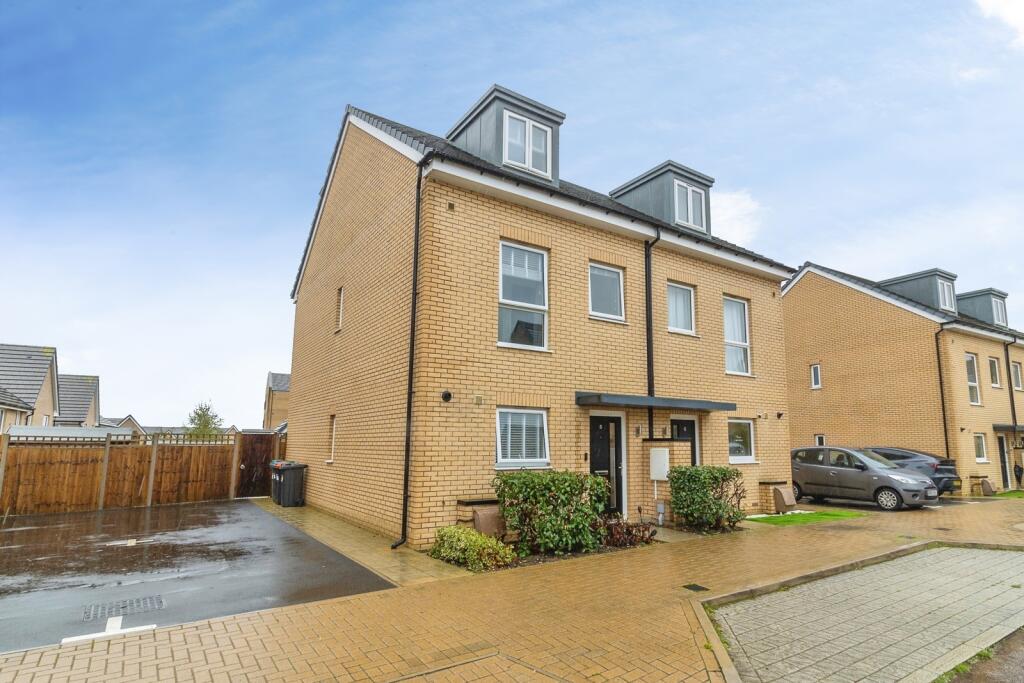 3-bed semi-detached on Blyton Lane, Tattenhoe Park, Milton Keynes, Buckinghamshire, MK4, £425,000