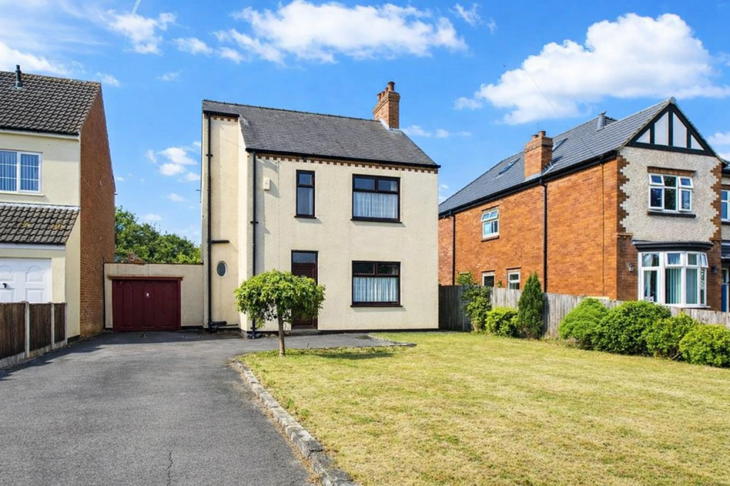 3-bed detached on Crays Hill, Leabrooks, Alfreton, Derbyshire, £399,950
