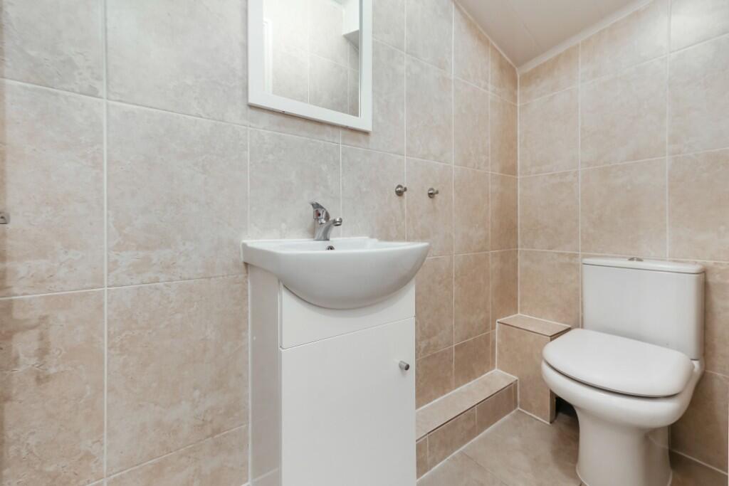 6 bedroom semi-detached house for rent