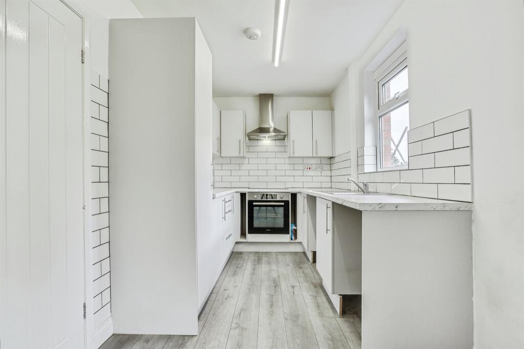 House in Wakefield, Flanshaw - View 2