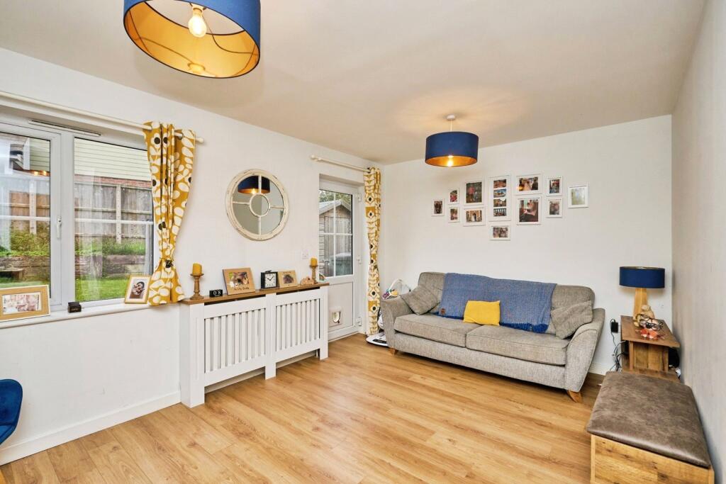 Oaklands View, COWES, Isle of Wight, PO31 photo 3