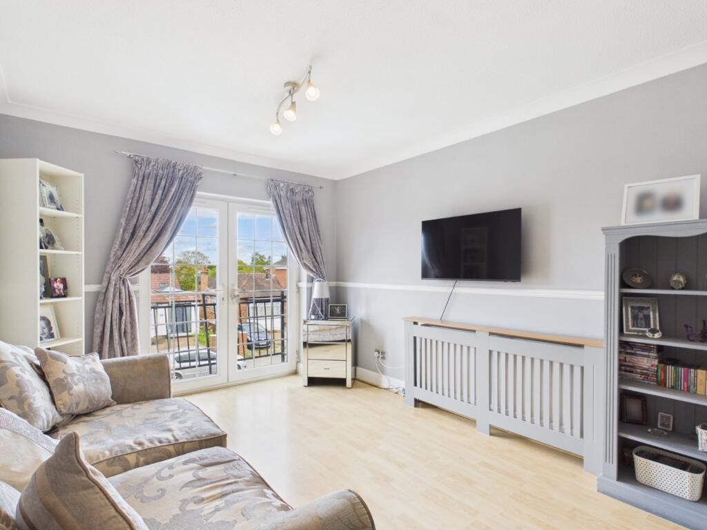 Apartment in Spelthorne, Surrey - View 2