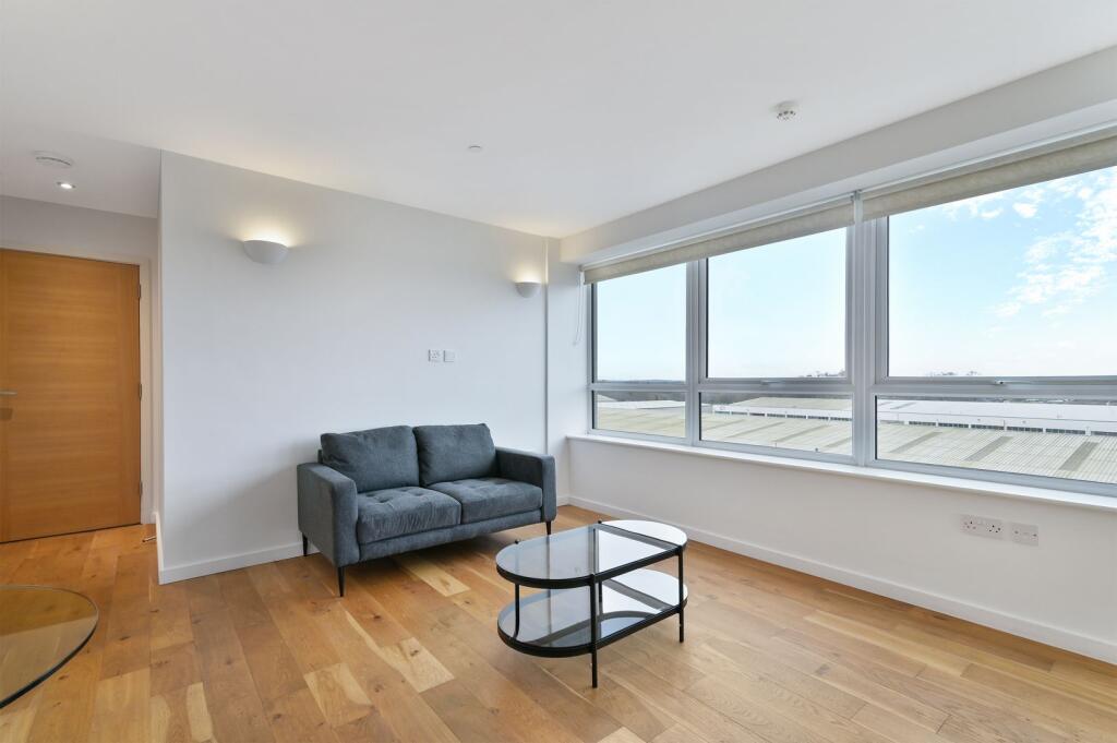 Apartment in Spelthorne, The Dolphin Estate, Charlton - More