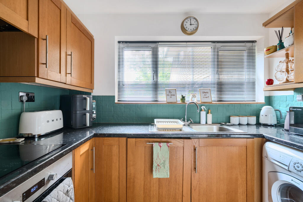 Proctor Gardens, Great Bookham, KT23 photo 4