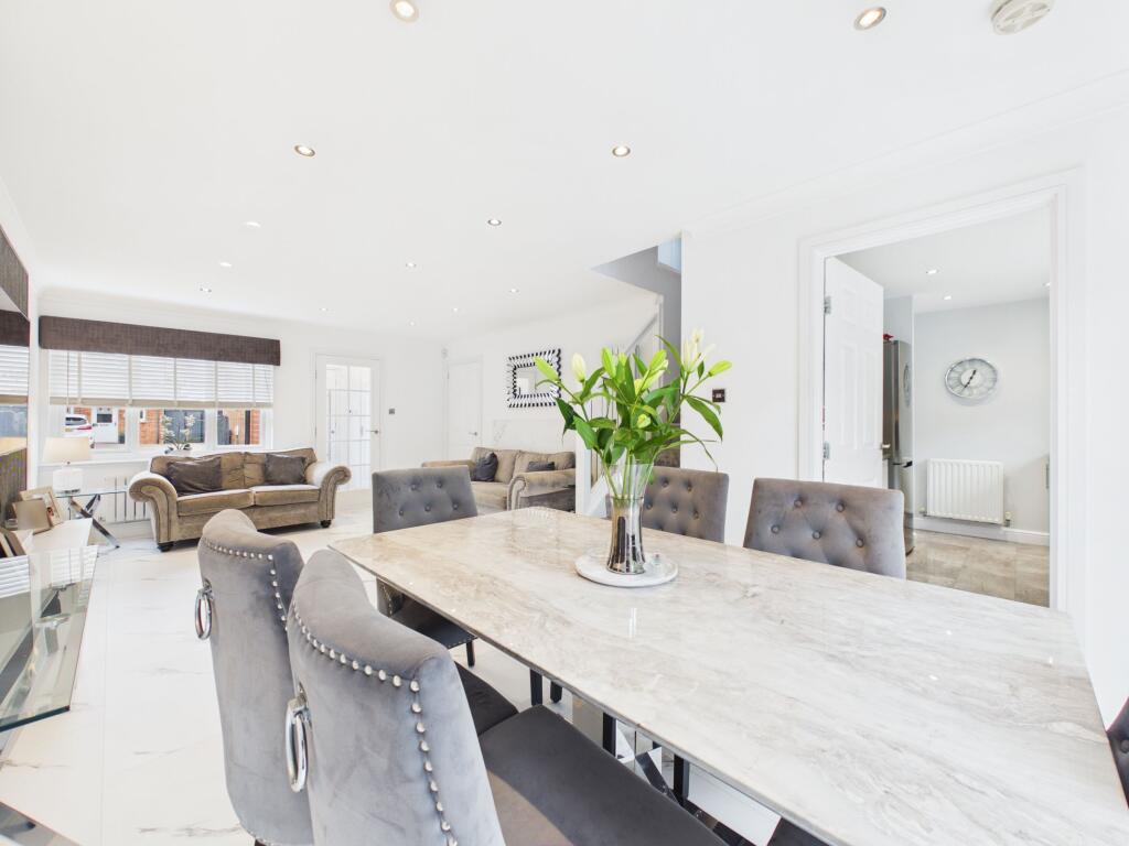 House in Bothwell, Springwells, Burnbank - View 4