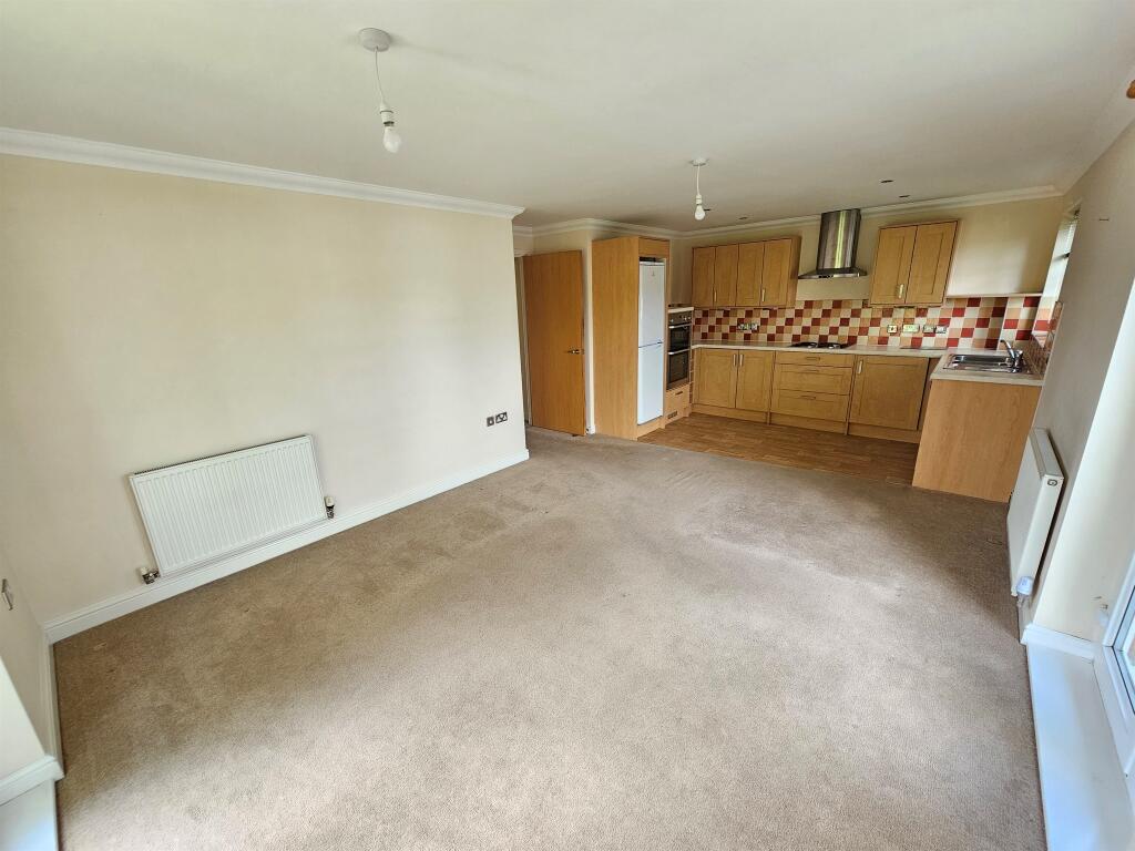 Apartment in Aylesbury, Buckinghamshire - View 2