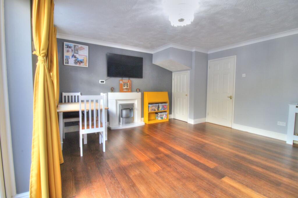 Sweet Briar Drive, Basildon, SS15 photo 3