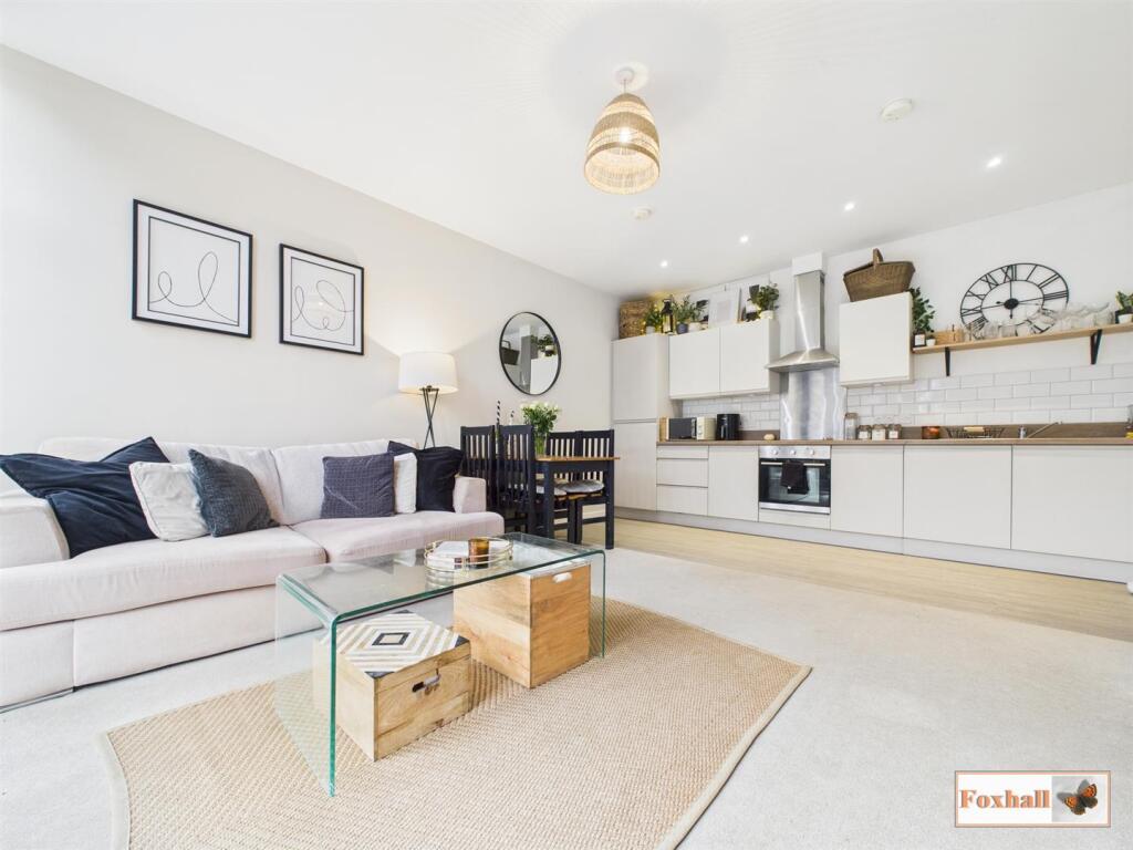 1-bed flat on Hawthorn Drive, Ipswich, £125,000