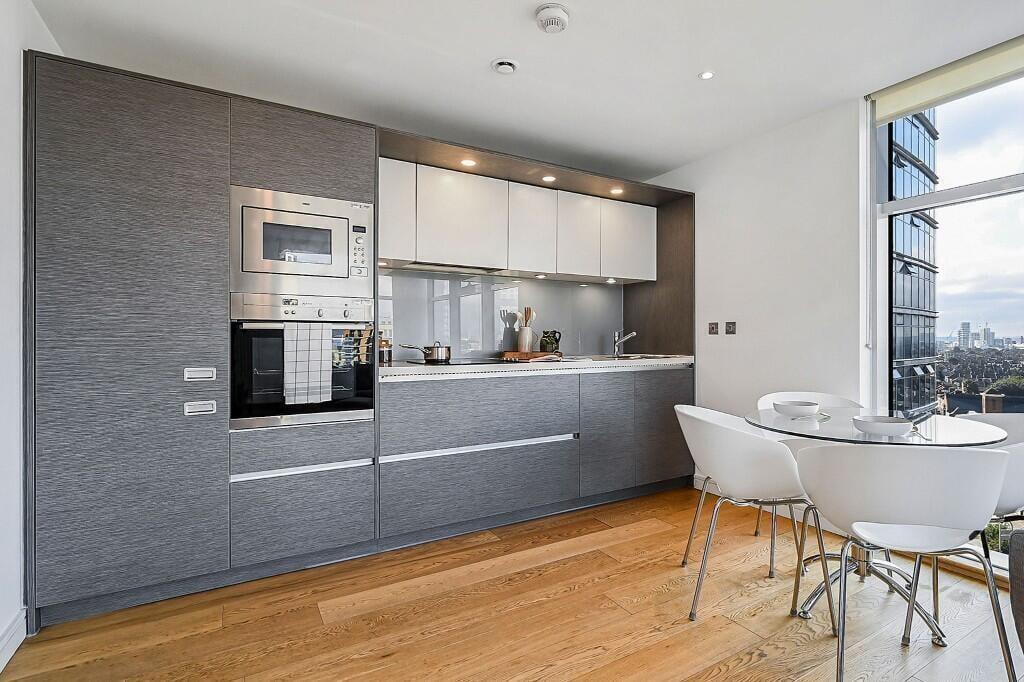 Apartment in Ilford, Gants Hill - View 3