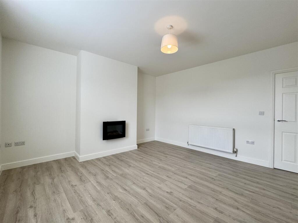 Huddersfield Road, Skelmanthorpe, Huddersfield, HD8 9AS photo 4