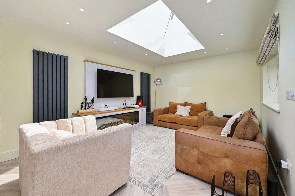 Longmeadow, Frimley, Camberley, Surrey, GU16 - View 4