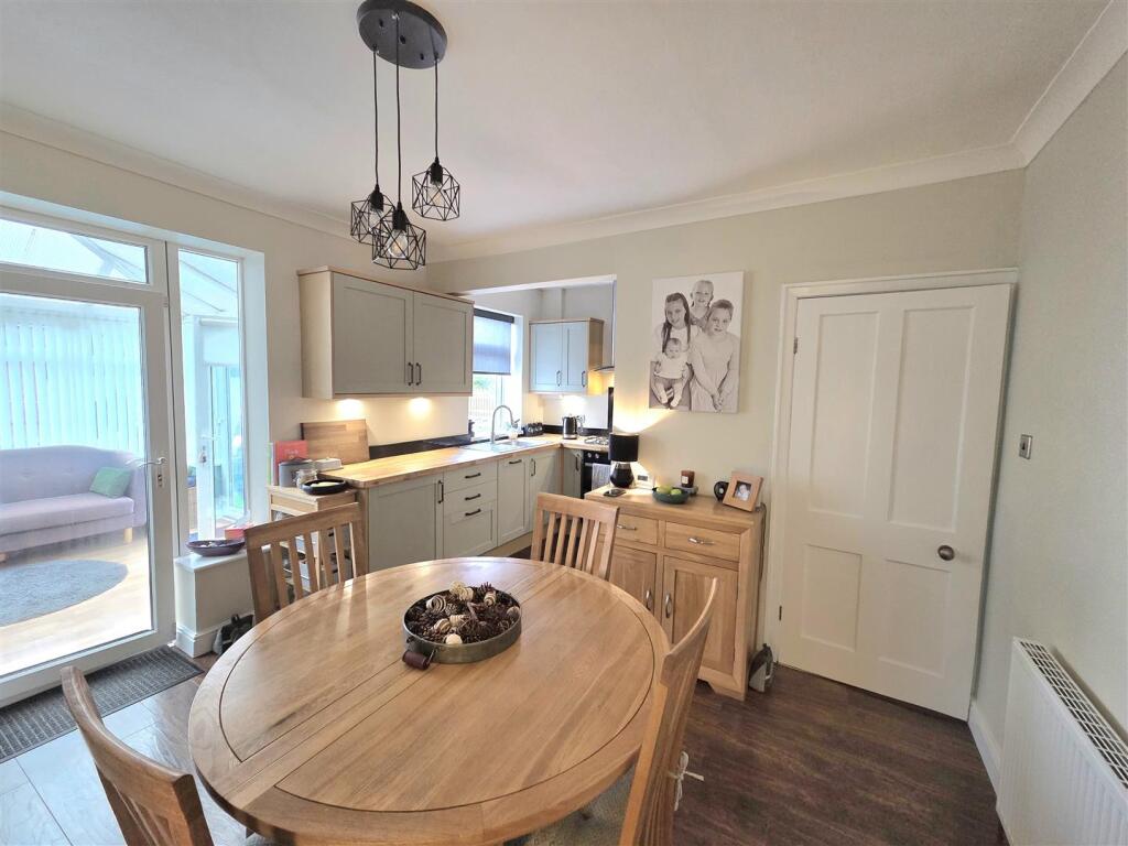 House in Kirklees, Hanging Heaton - View 4