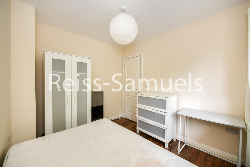 6 bedroom semi-detached house for rent