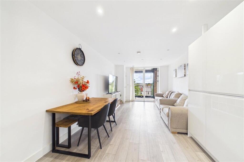 Apartment in Kingston upon Thames - View 3