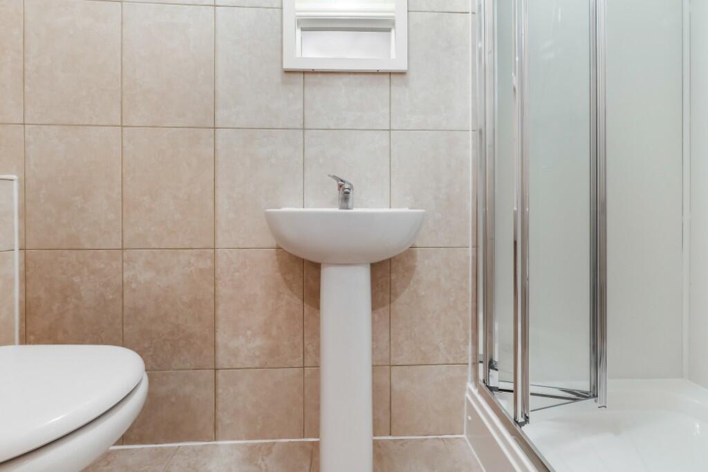 6 bedroom semi-detached house for rent
