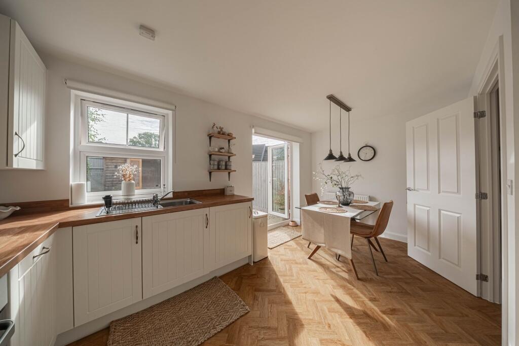 House in Haywards Heath, Ansty and Staplefield - More