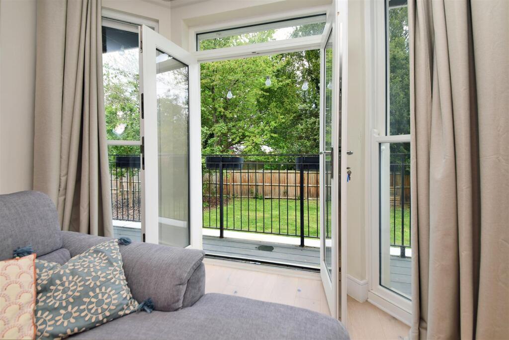 Apartment in Surbiton, Oakhill - View 2