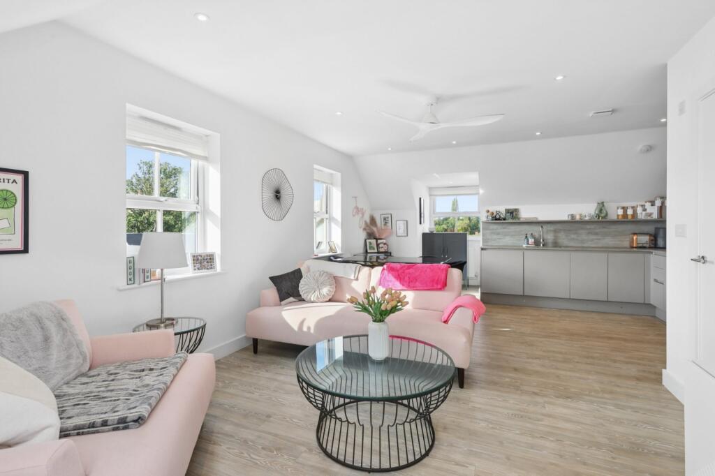 Apartment in Kingston upon Thames - View 2
