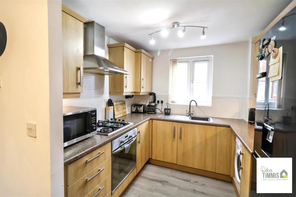 Apartment in Stoke-On-Trent, Smallthorne - View 5