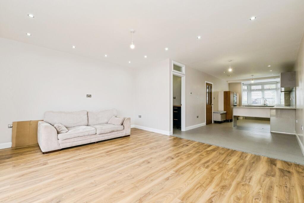 House in Romford - More