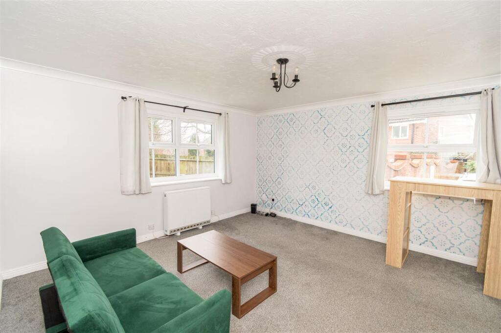 Apartment in Southampton, Lordshill - View 4