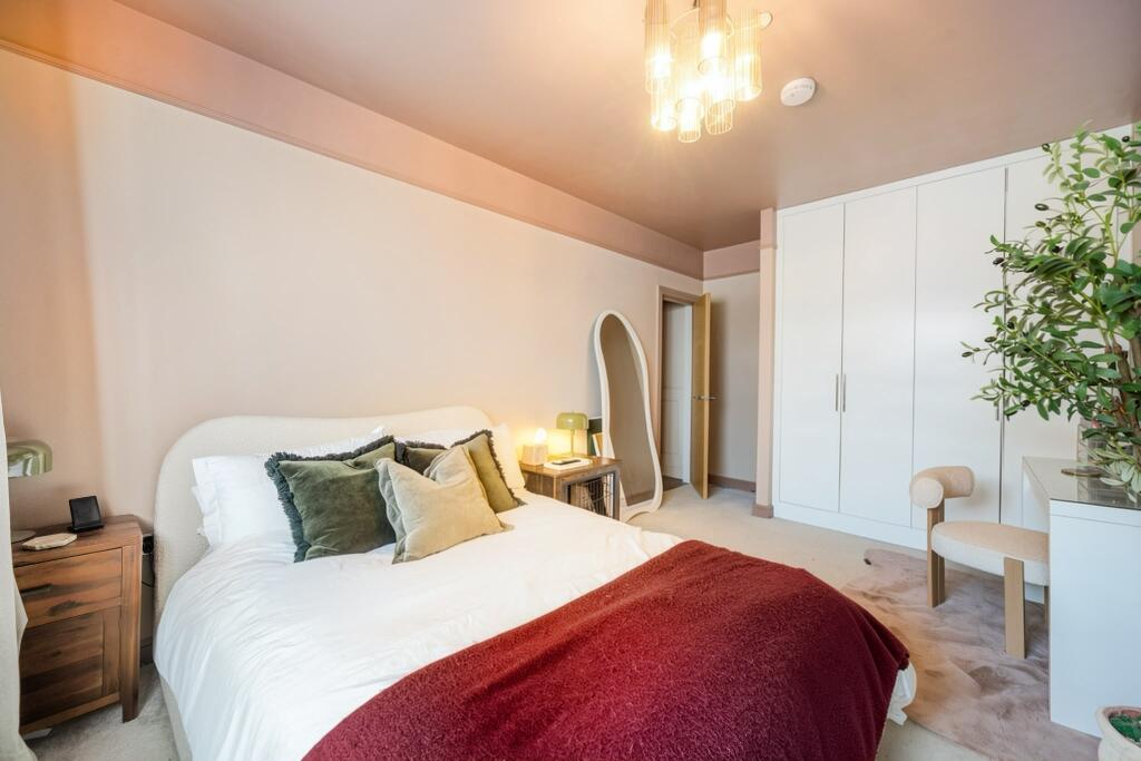 Apartment in Slough - More