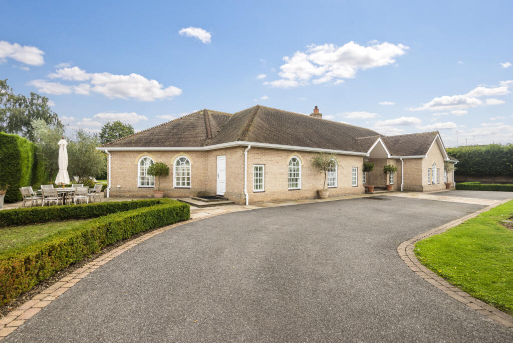3-bed bungalow on The Avenue, Park Lane, Godmanchester, Huntingdon, Cambridgeshire, PE29, £1,150,000