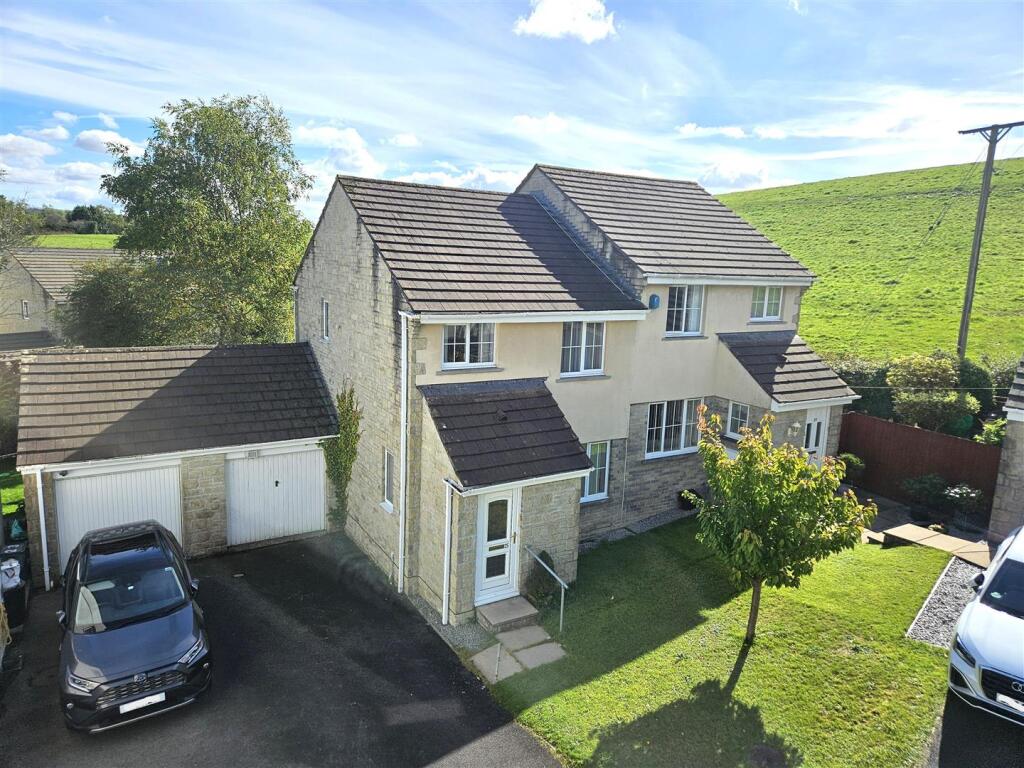 3-bed semi-detached on Canons Way, Tavistock, £290,000