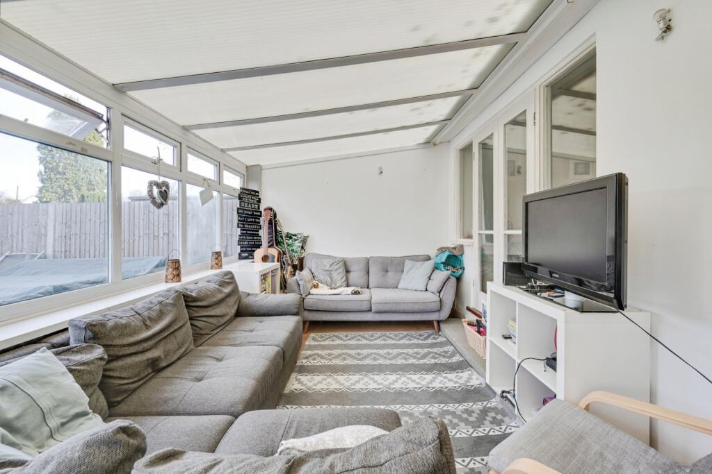 Nutcroft Grove, Fetcham, Leatherhead, Surrey, KT22 photo 4