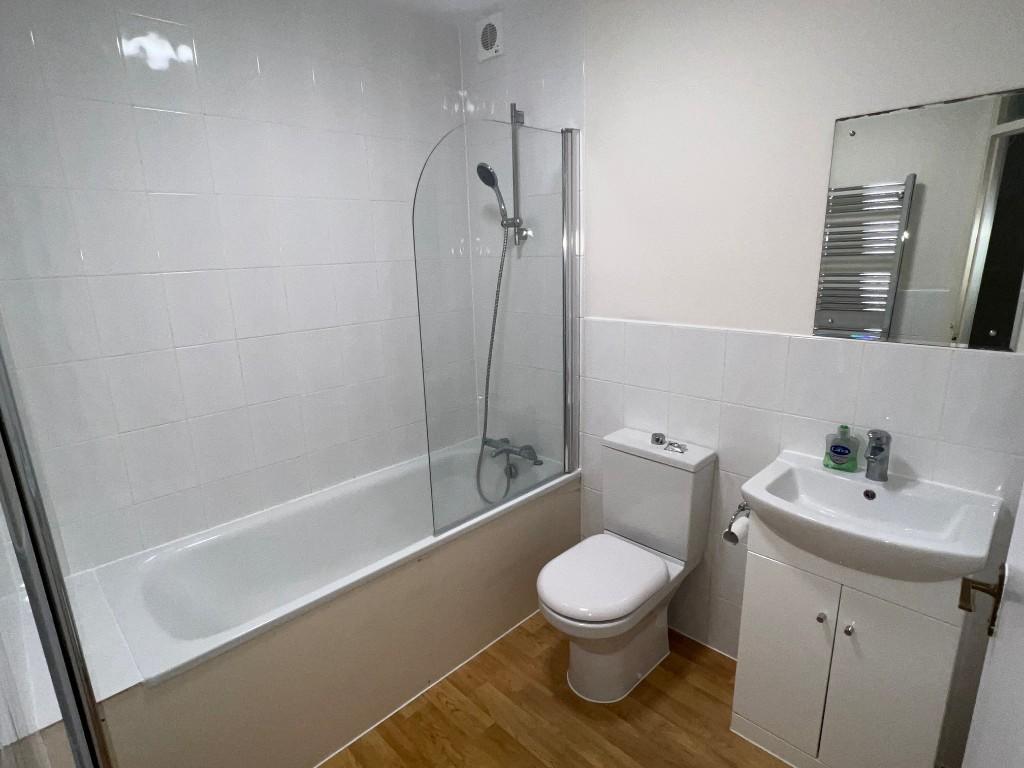 Apartment in Kingston upon Thames - View 4