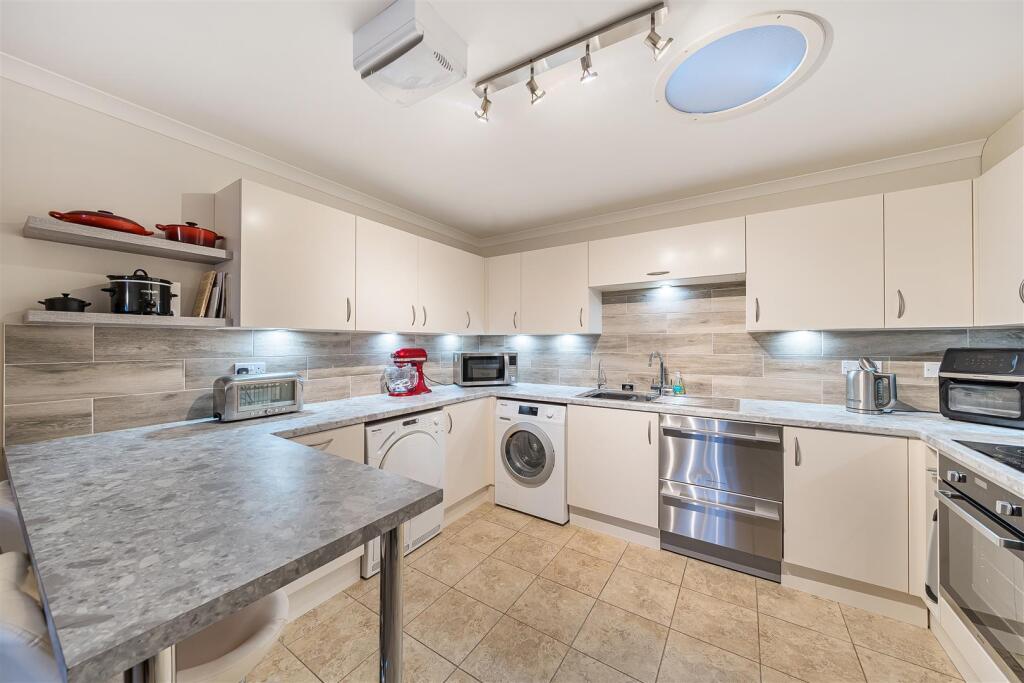 2-bed other on Hamilton Court, Canvey Island, Essex, £220,000