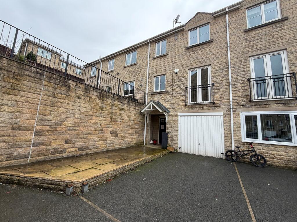 Main image of property: Heatherdale Close, Halifax