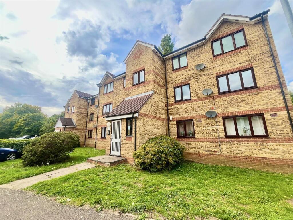 Prestatyn Close, Stevenage photo 2
