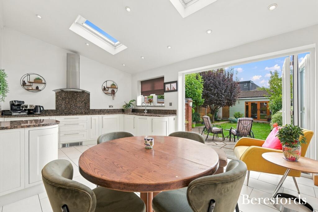 Avon Road, Upminster, RM14 photo 3