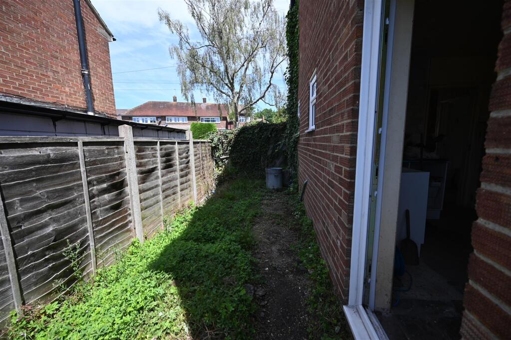 Malmstone Avenue, Merstham, RH1 3JL - View 6