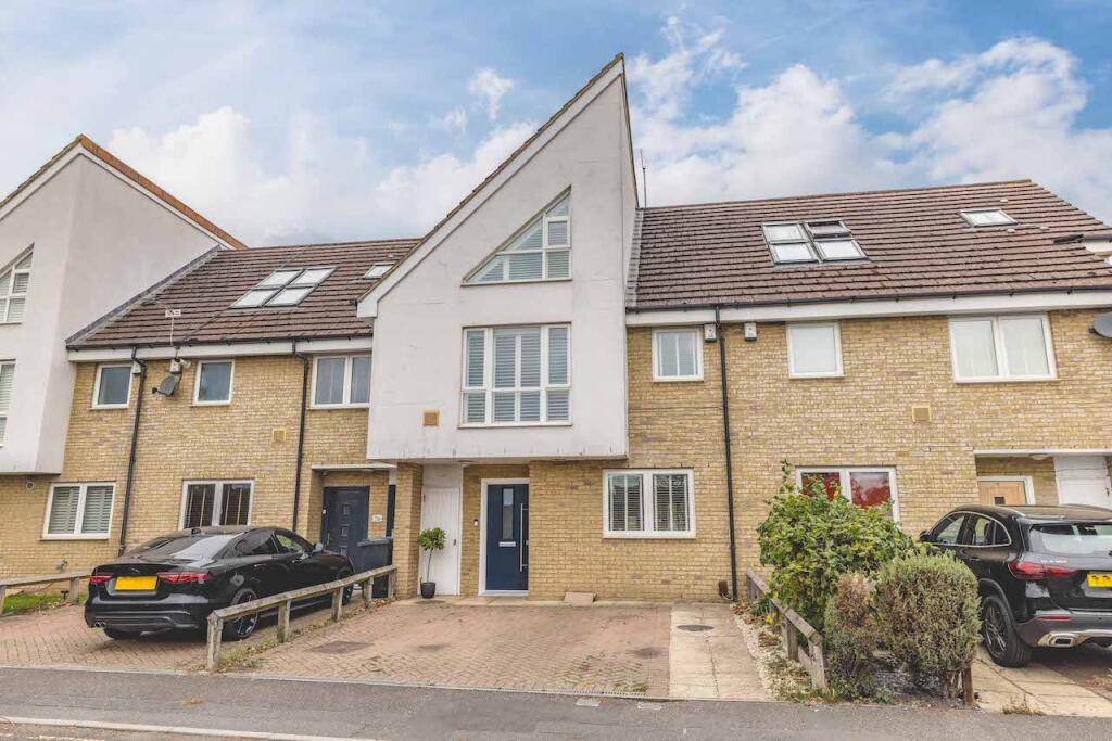 3-bed house on Green Lane, Datchet, SL3, £500,000