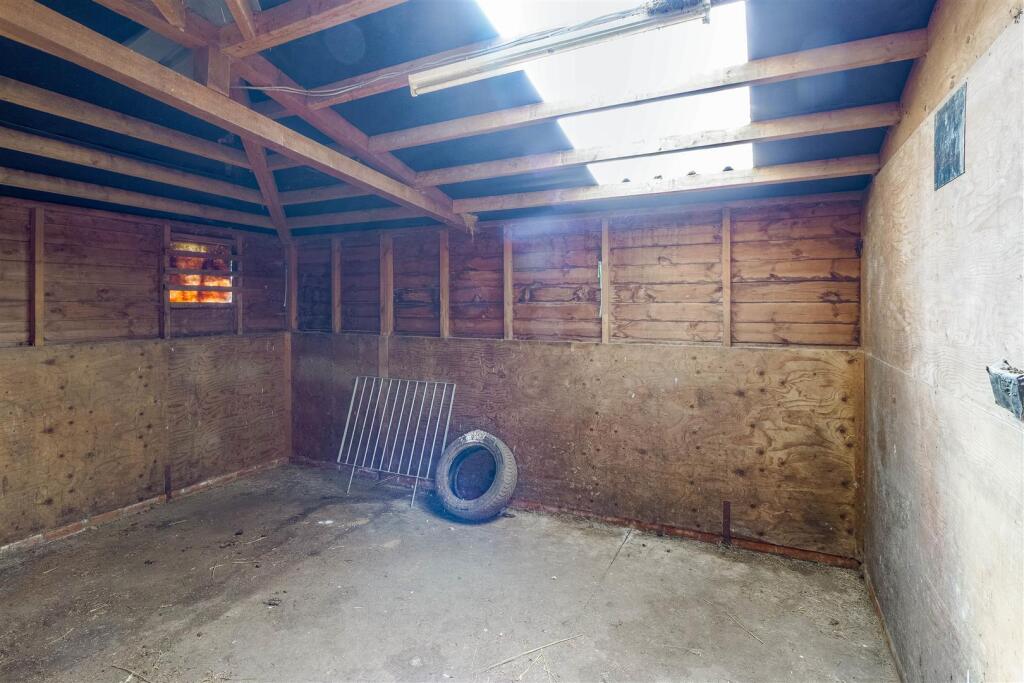 Bridle Road, Hannington - More
