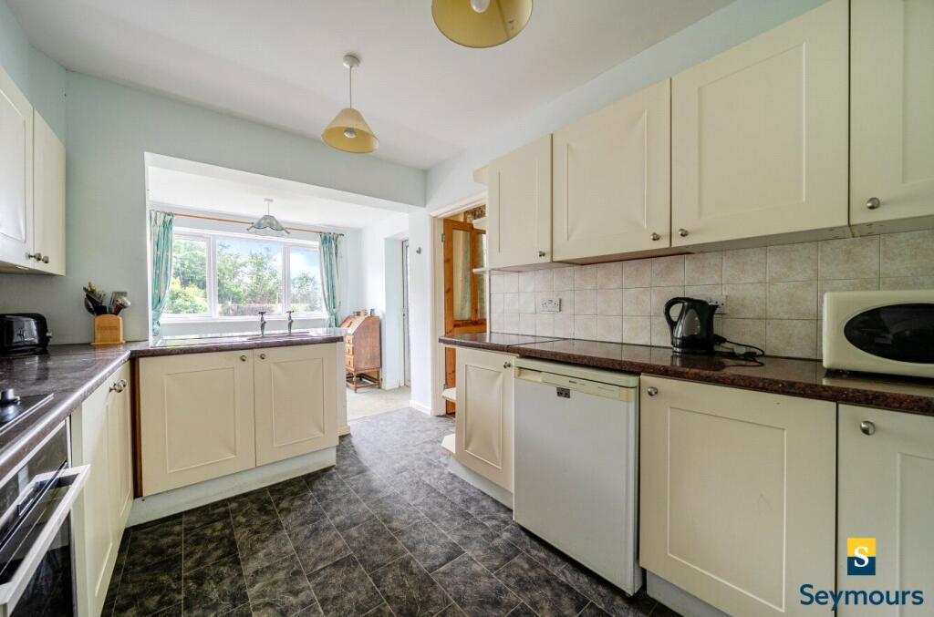Gumbrells Close, Fairlands, Guildford, Surrey, GU3 photo 4