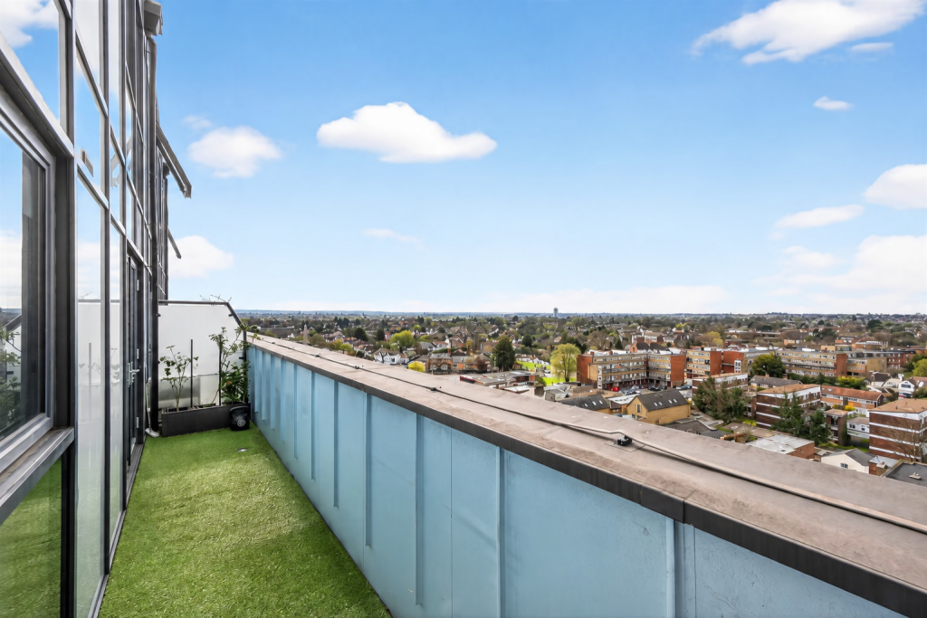 Apartment in Kingston upon Thames - View 4