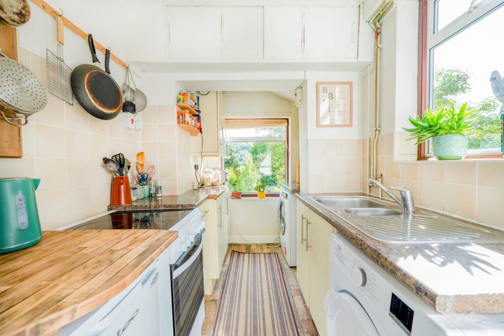 25, Bourne Lane, Brimscombe, Stroud, GL5 photo 4