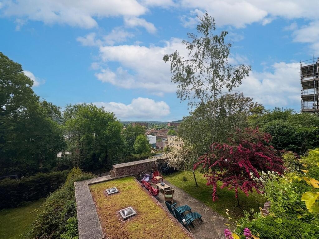 6 bedroom semi-detached house for rent