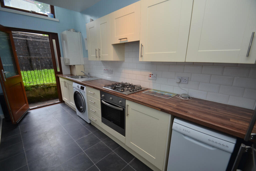 Apartment in Glasgow, Waverley Park, Pollokshaws - View 5