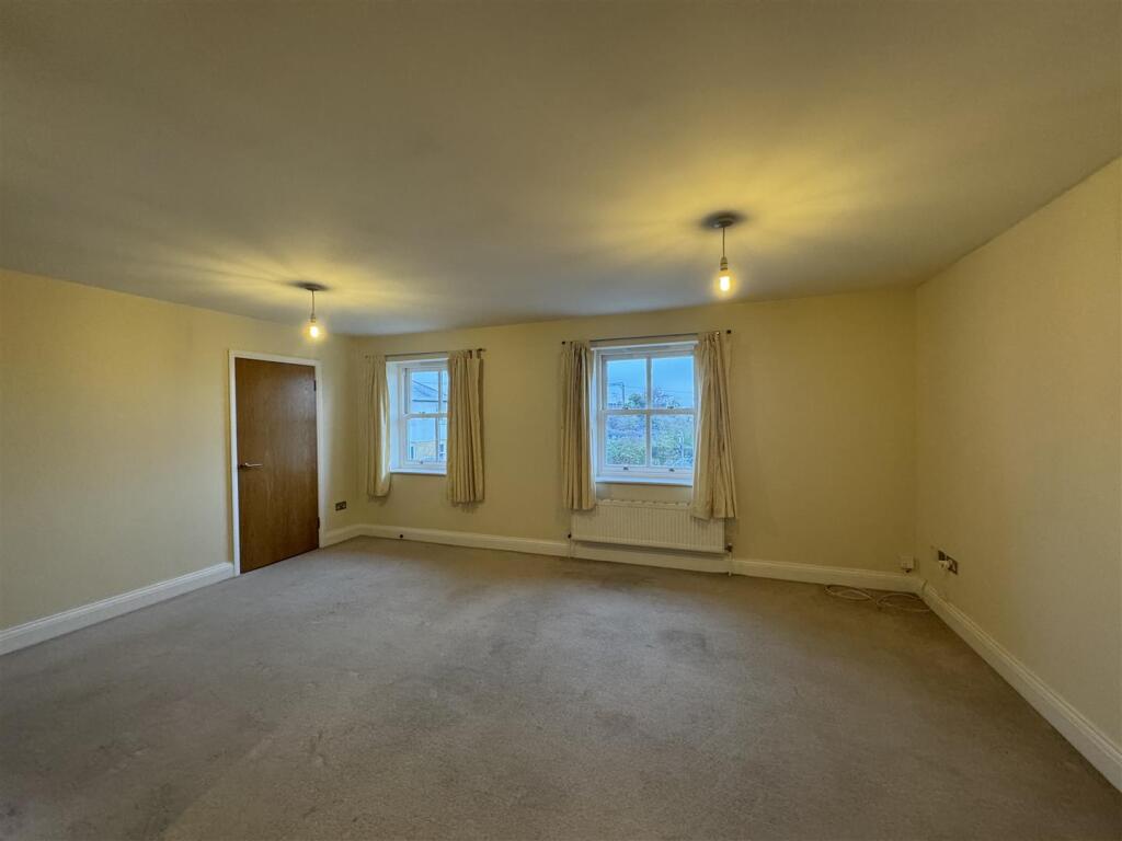 Apartment in Castle Point, Essex - View 5