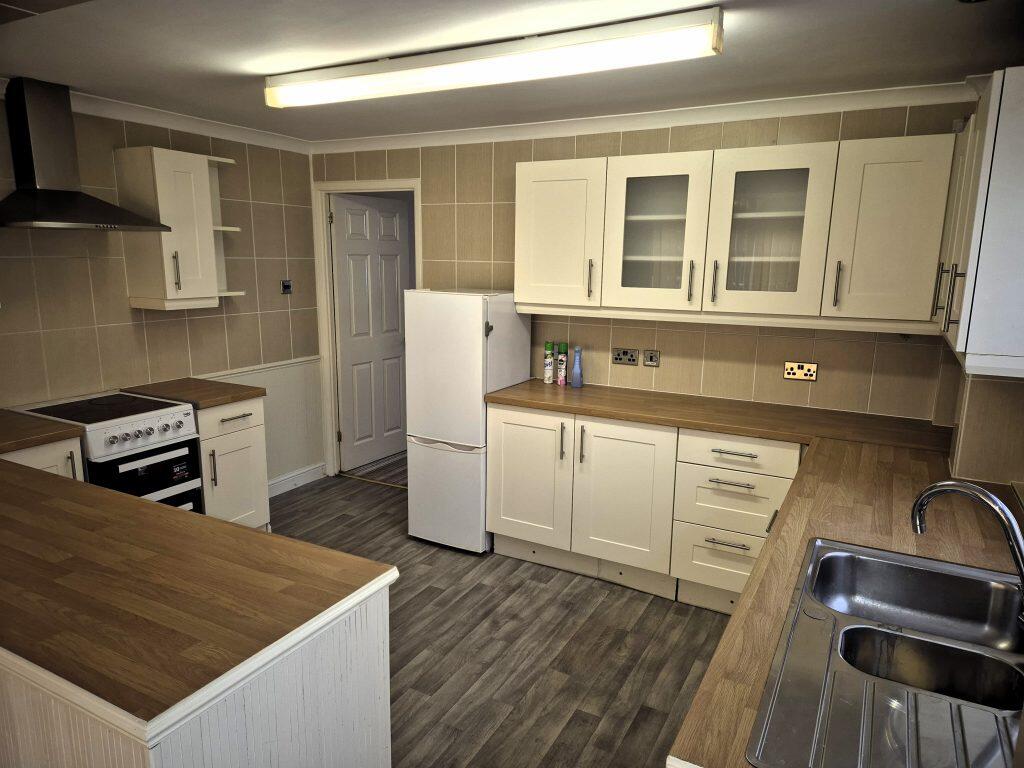 16 Snellgrove Close, Calmore, Totton, Southampton, SO40 2WD photo 4